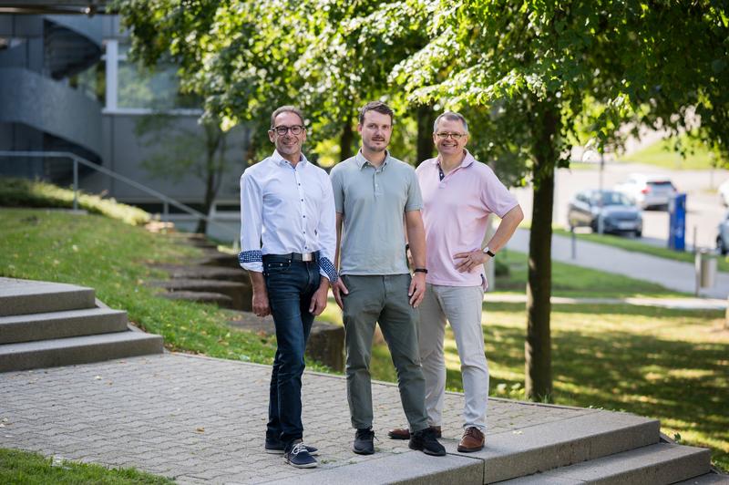 v.l.: Prof. Alois Herkommer, Dr. Simon Thiele, Prof. Harald Gießen