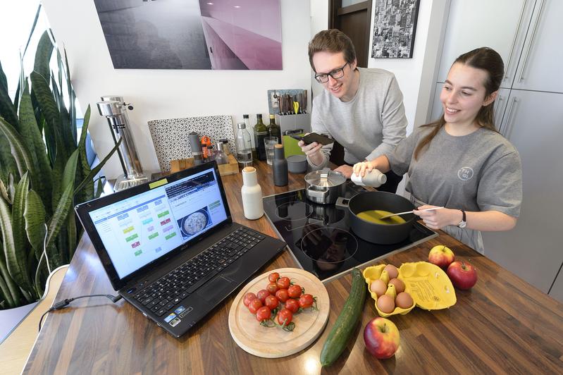  Die Computerlinguistik-Studenten Theresa Schmidt und Urs Peter demonstrieren einen Koch-Assistenten, der zu der Idee für ein „Sprechendes Kochbuch“ führte.