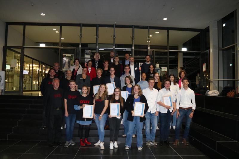 Strahlende Gesichter bei den Siegerinnen und Siegern des Jugend-Nachhaltigkeitspreises der TH Ingolstadt