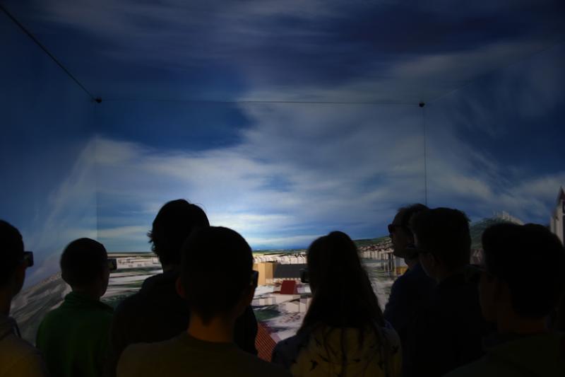Schülerinnen und Schüler besuchen den Virtual-Reality-Projektionsraum „Cave“ im Höchstleistungsrechenzentrum Stuttgart