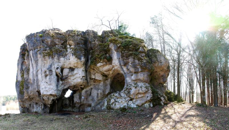 Am Hohlen Stein bei Schwabthal hat ein archäologisches Team der Universität Bamberg ca. 4600 Jahre alte Pferdeknochen mit sehr guter Erhaltung alter DNA gefunden.