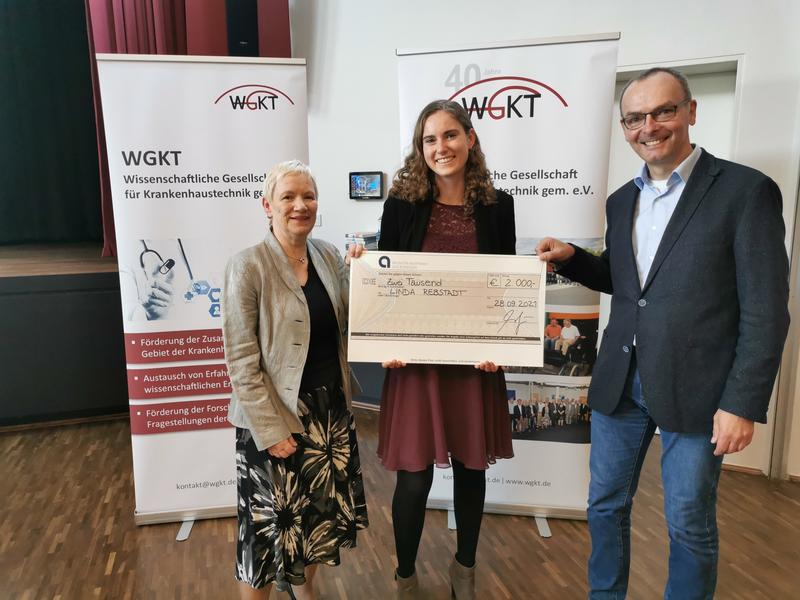 Preisträgerin Linda Rebstadt mit WGKT-Vorstand Cord Brüning und Birgit Fouckhardt-Bradt, der Stellvertreterin des Vorsitzenden.