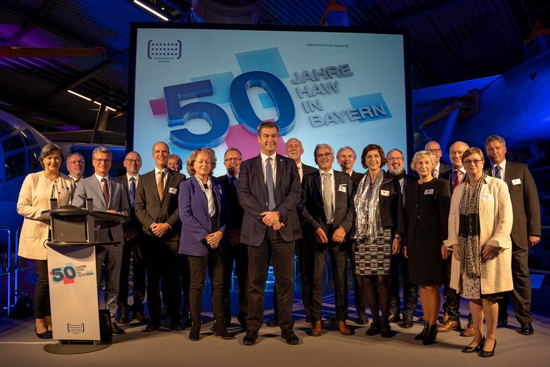 Die Präsidentinnen und Präsidenten der bayerischen HAW feierten mit Ministerpräsident Dr. Markus Söder und Staatsminister Bernd Sibler im Beisein von zahlreichen geladenen Gästen das 50-jährige Gründungsjubiläum der Hochschulen (3G Plus-Zugangsregelung).