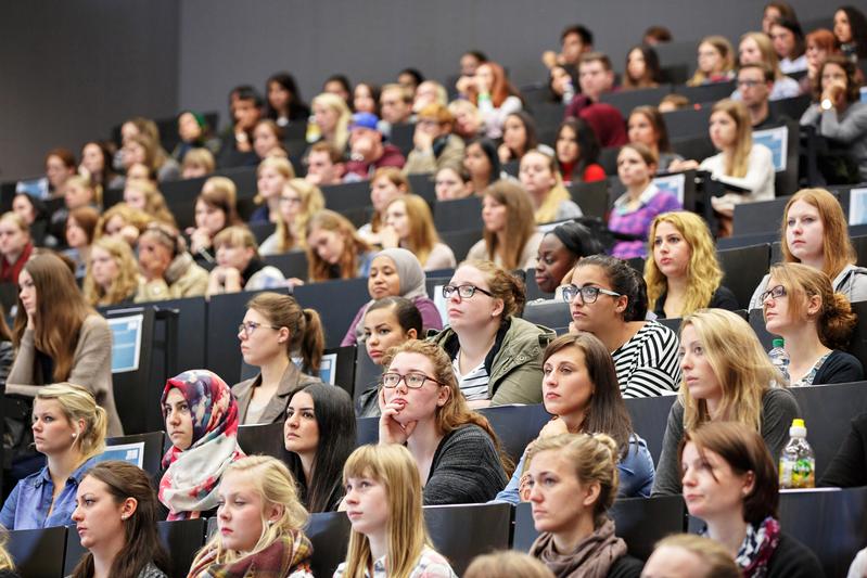 Knapp 85 Prozent der Studierenden der Hochschule für Gesundheit sind weiblich. Damit hat die Hochschule den höchsten Frauenanteil unter den Studierenden der Fachhochschulen in Deutschland.