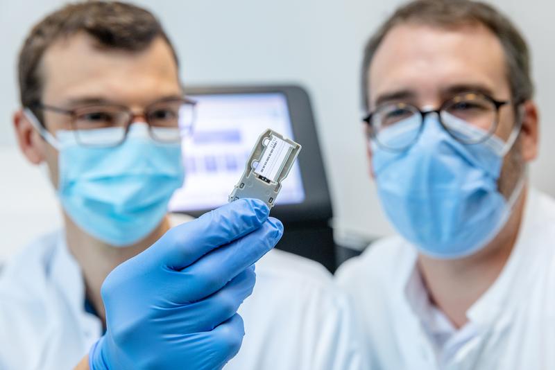 Dr. Christian Schultze-Florey (left) and Professor Dr. Christian Könecke with an optical surface for sequencing the cell samples. 