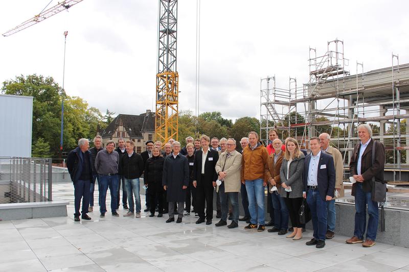 Informatik durchdringt immer mehr Arbeitsbereiche, so auch die Landtechnik: Gäste aus ganz Deutschland waren beeindruckt von den Projekten der Hochschule Osnabrück auf diesem Gebiet. Unser Foto zeigt sie beim Besuch des entstehenden Agro-Technicums.