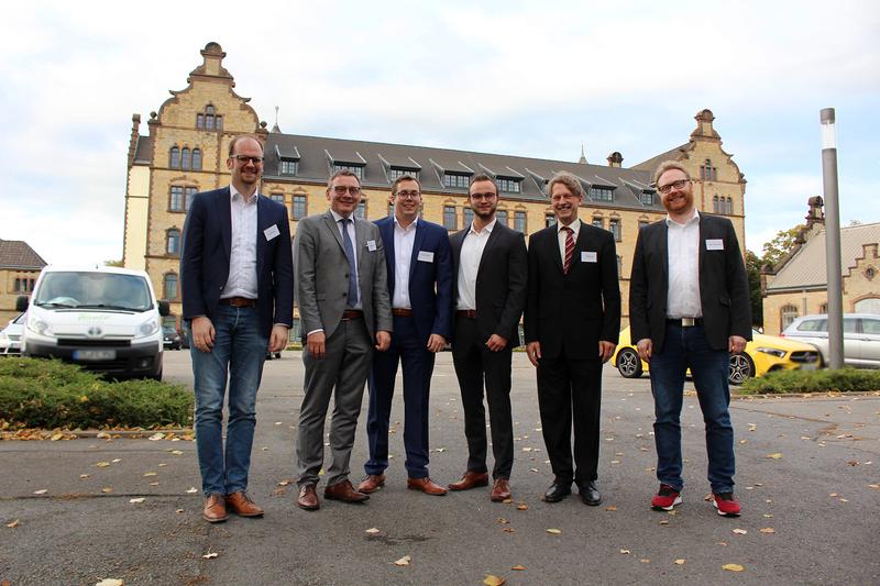 Der Fachbereichstag Informatik, der Hochschulen mit mehr als 110.000 Informatik-Studierenden vertritt, zeichnete in diesem Jahr Timo Wasiela (Master, 3.v.l.) und Tim Schröder (Bachelor, 4.v.l.) für die besten Abschlussarbeiten aus.