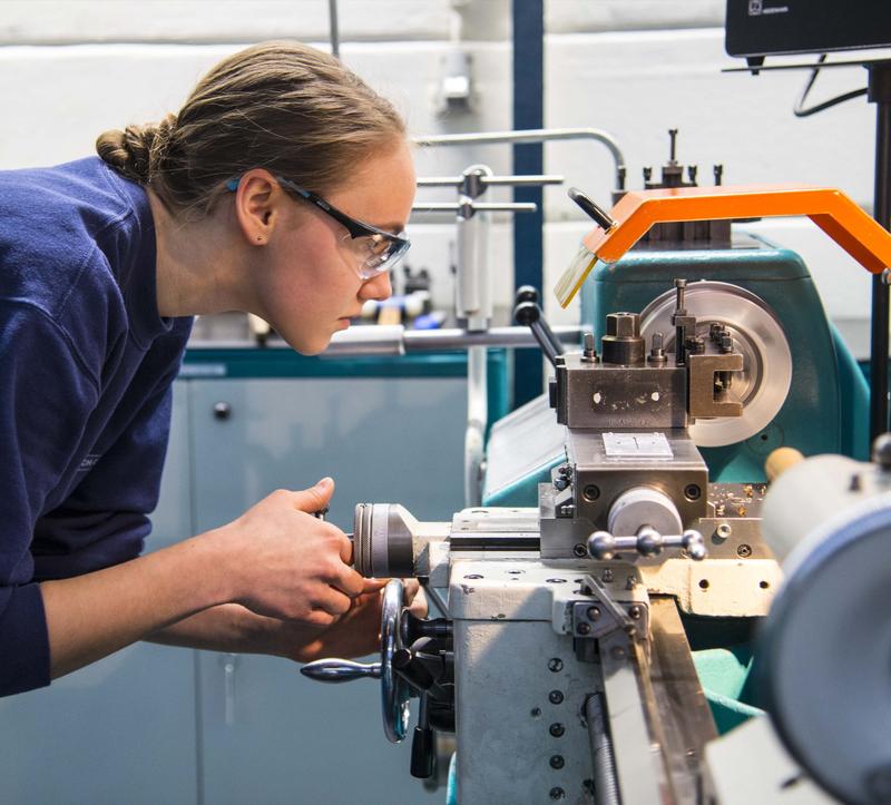  Foto: Veronika Lurz während ihrer Ausbildung zur Industriemechanikerin bei der Firma Waldrich.