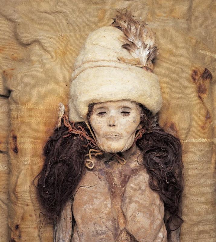 Eine natürlich mumifizierte Frau aus dem Grab M11 der Begräbnisstätte von Xiaohe.