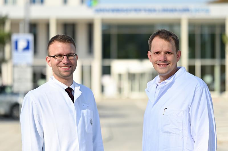 Ein Digital-Fellowship geht an die Mediziner PD Dr. Marcel A. Kamp (r.) und Dr. Matthias Mäurer.