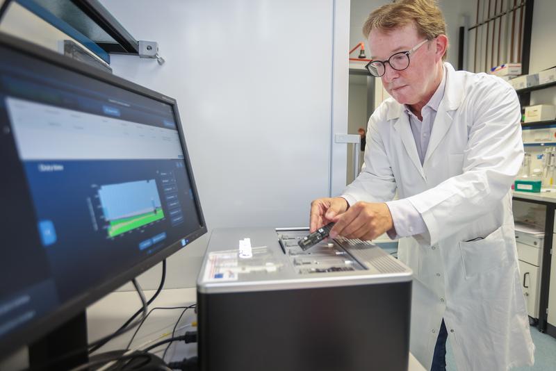 Geneticist Prof. Dr Jörn Kalinowski and his team at the Center for Biotechnology are using the latest nanopore sequencing.