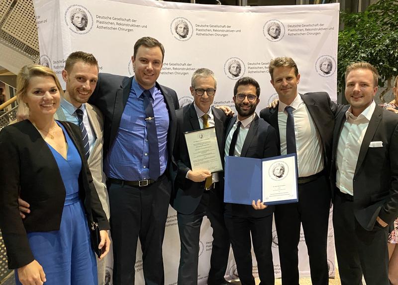 Prof. Dr. Marcus Lehnhardt (Mitte) mit Kolleginnen und Kollegen seines Teams beim Jahreskongress der DGPRÄC in Potsdam