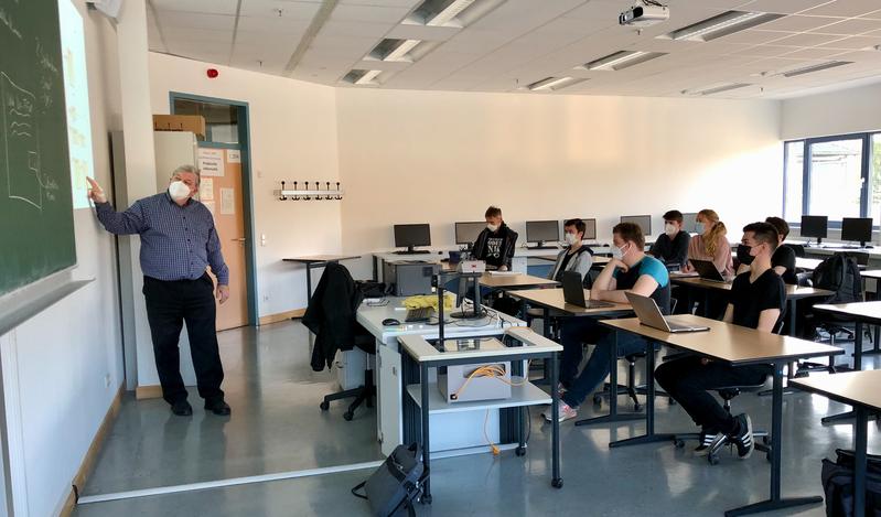 Informatik-Frühstudium wird verstetigt: Prof. Dr. Frank Bühler vom Fachbereich Informatik der h_da zu Besuch im Informatik-Leistungskurs der Hochtaunusschule Oberursel.