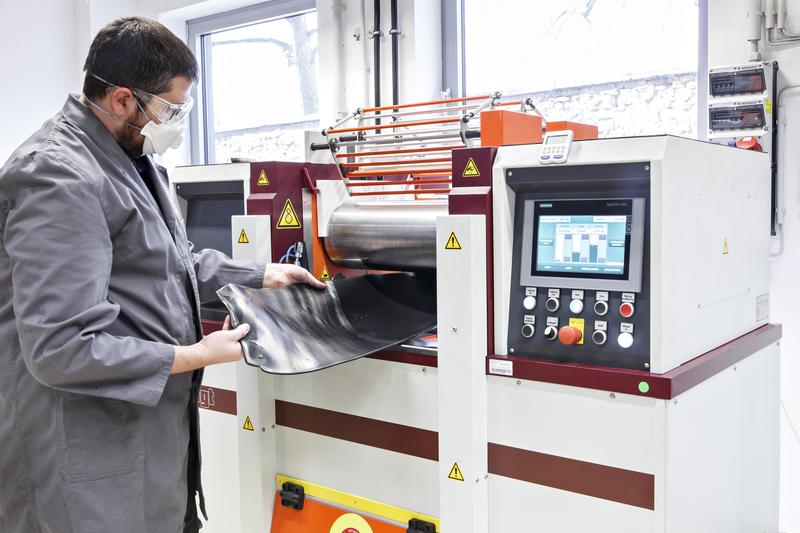Elastomerfertigung im Forschungslabor: Im Fraunhofer LBF werden neue Rezepturen für nachhaltige, alternative Materialien entwickelt und auf ihre Einsatztauglichkeit untersucht. 