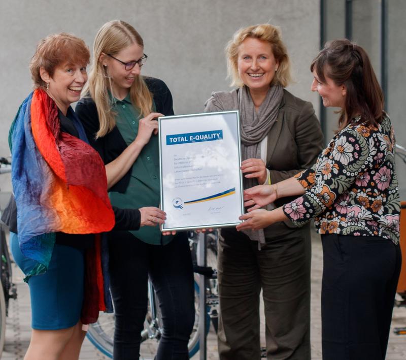 Die Gleichstellungsbeauftragten Bettina Kullmer, Lisa Langnickel (v.l.) und Theresa Idda (r) feiern gemeinsam mit Gabriele Herrmann-Krotz (2.v.r.) die erneute Verleihung des TEQ.