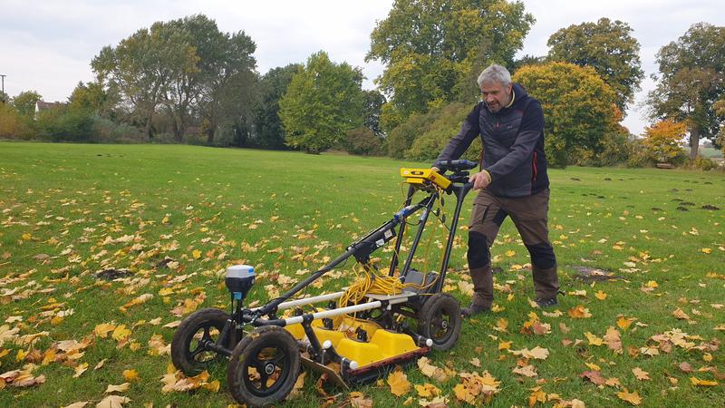 Auf der Suche nach Resten einer historischen Gartenanlage vermisst der Archäologe Klaus Löcker (ZAMG) mit einem Bodenradarsystem den Park des Schlosses Broock. 