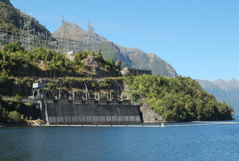 Die "Manapouri Hydro Station" ist mit einer Leistung von 800 MW Neuseelands größtes Wasserkraftwerk. Die hier generierte elektrische Energie könnte zur Herstellung von klimaneutral erzeugtem grünem Wasserstoff genutzt werden. Bild: Wikipedia 