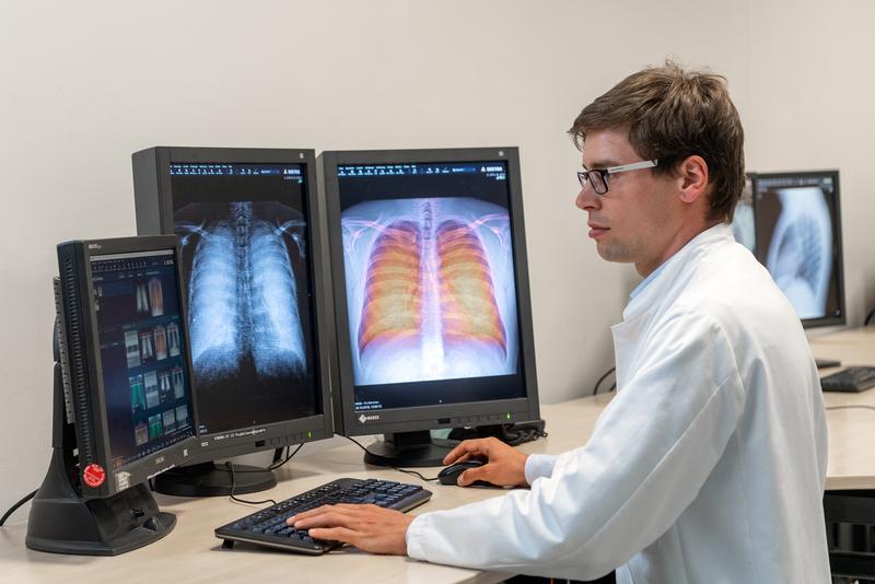 Co-author PD Dr. med. Andreas Sauter evaluating X-ray images in the Institute for Diagnostic and Interventional Radiology in TUM's university hospital Klinikum rechts der Isar.