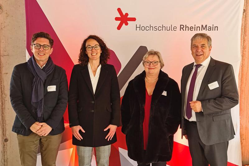  Carsten Krafft (Burckhardt + Partner Architekten), Angela Dorn (Hessische Ministerin für Wissenschaft und Kunst), Prof. Dr. Eva Waller (Präsidentin der Hochschule RheinMain) und Gert-Uwe Mende (Oberbürgermeister der Landeshauptstadt Wiesbaden)