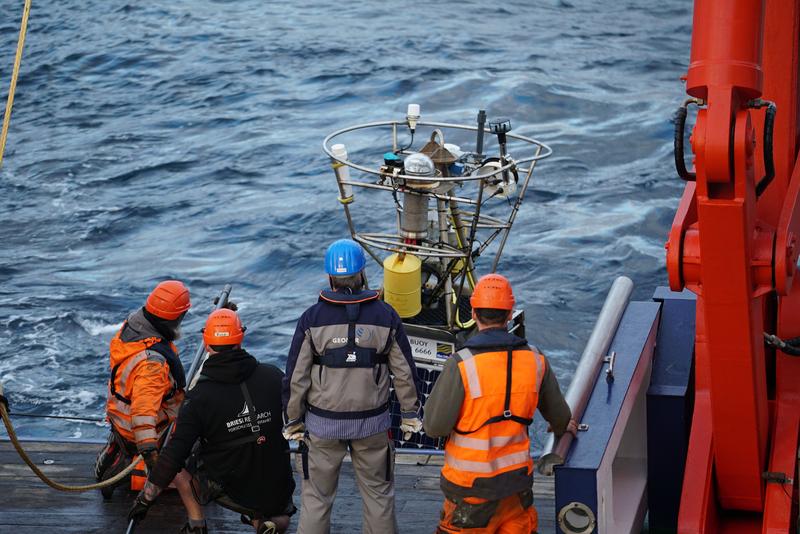 Bergung der „Porcupine Abyssal Plain Observatory“ (PAP) Messboje im Atlantik. 