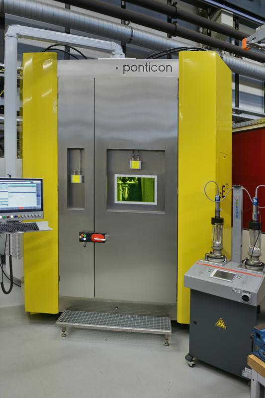 Exterior view of the pE3d tripod system of Ponticon GmbH in the EHLA 3D laboratory of Fraunhofer ILT.