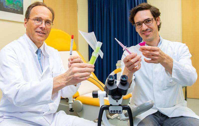 Professor Dr Peter Hillemanns (left) and PD Dr Matthias Jentschke with the HPV self-tests