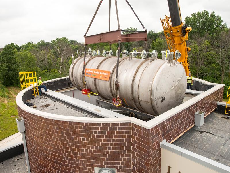 Der MicroBooNE-Kryostat wird in die Liquid Argon Test Facility (LArTF) am Fermilab herabgelassen.