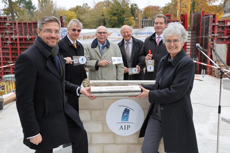 Mike Schubert, Matthias Steinmetz, Matthias Kleiner, Klaus Strassmeier, Wolfram Rosenbach und Inge Schlotzhauer mit der Zeitkapsel am Grundstein.