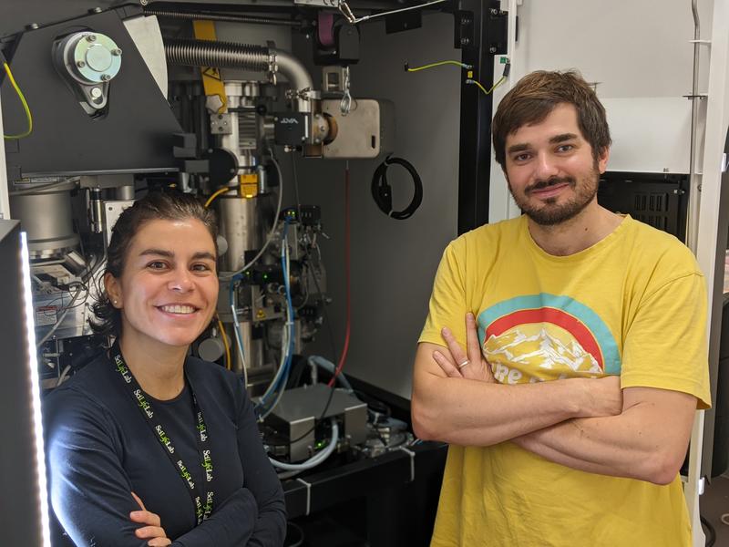 Marta Carroni und Andreas Naschberger mit der cryo-EM Anlage