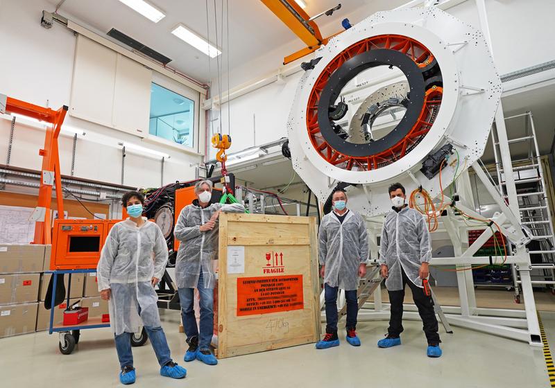 A part of the AIP 4MOST team with AESOP boxes in the institute’s integration hall. From left to right: Olga Bellido, systems engineer, Roelof de Jong, Principal Investigator, Joar Brynnel, Project Manager, and Carlos Rodriguez Alvarez, mechanical engineer.