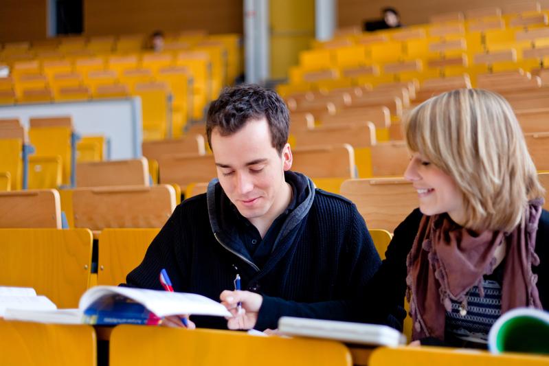 Die Lehramtsstudiengänge am KIT reichen von Biologie ¬und Chemie, über Deutsch und Geographie bis hin zu Physik und Sport. (Foto: Harry Marx, KIT)