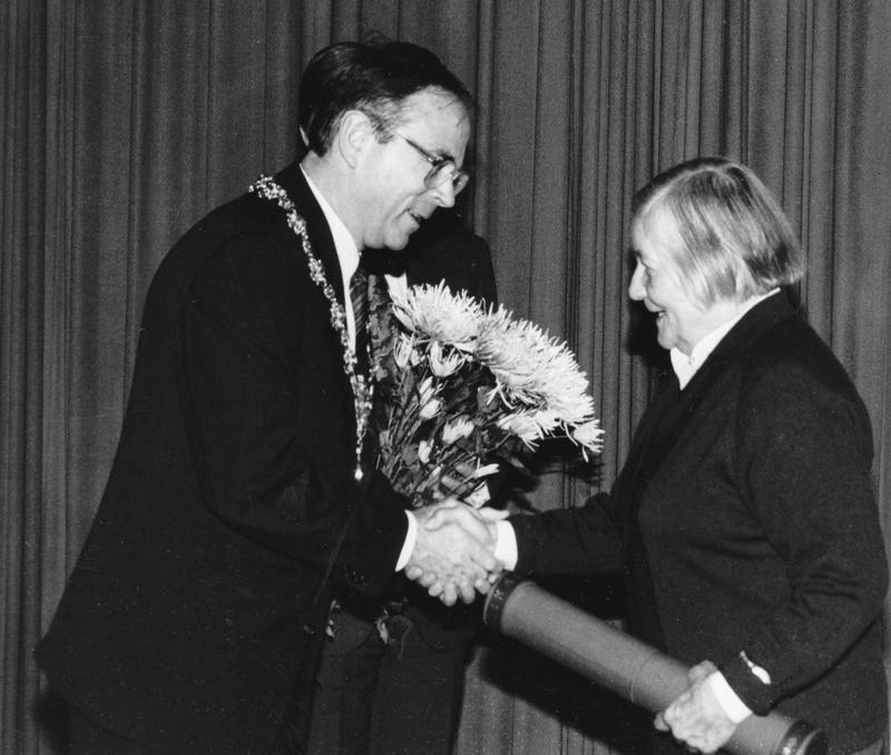 Rektor Prof. Dr. Hans Schmigalla gratuliert der Schriftstellerin Inge von Wangenheim (1912-1993). Sie wurde am 7.3.1989 an der Universität Jena mit der Ehrendoktorwürde ausgezeichnet.