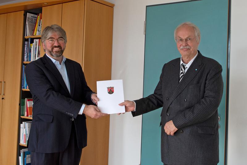 Prof. Dr. Christian Ganseuer (links) bei seiner Ernennung mit Prof. Dr. Kristian Bosselmann-Cyran, dem Präsidenten der Hochschule Koblenz