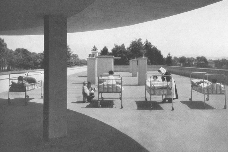 Bild aus der Zeit vor den Antibiotika, als das Sonnenbad und das Liegen an der frischen Luft noch zentraler Bestandteil der Tuberkulose-Therapie war. Solarium auf dem Dach der Chirurgischen Klinik 1933. 