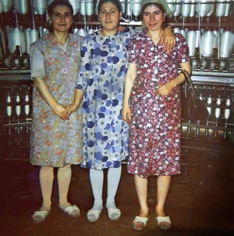Zeliha Taşkoparan, Behice Kartal und Nahice Kartal in der Spinnerei Weberei Pfersee, 1970. Nach einer Erhebung aus dem Jahr 1972 waren 30 Prozent der aus der Türkei nach Augsburg Zugewanderten Frauen; deutschlandweit waren es nur gut 20 Prozent.