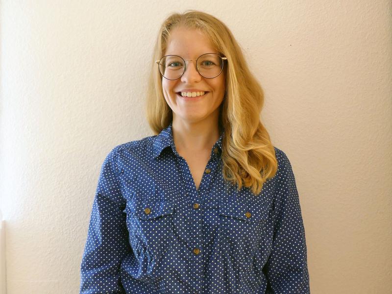Die FHWS-Absolventin Laura Siehler wird für ihre Arbeit „Podvertising und Konsumierendenverhalten. Eine empirische Strukturgleichungsanalyse über den Einfluss der Glaubwürdigkeit von Podcastern“ ausgezeichnet.