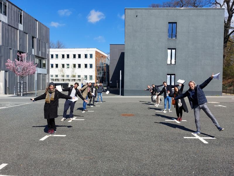 Prof. Dr.-Ing. Eckhard Kraft (vorne rechts) mit den Studierenden des Bauhaus.Moduls »Climate Action: Permakultur und lokales Wirtschaften im urbanen Raum« auf dem Südcampus der Bauhaus-Universität Weimar.