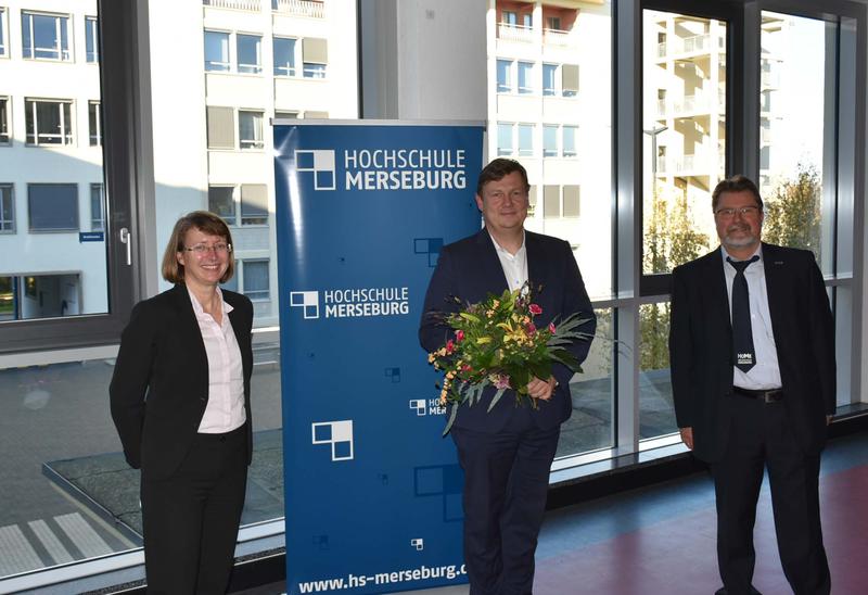 Prof. Dr. Markus Krabbes wurde u.a. von der Kanzlerin der Hochschule Merseburg, Dr. Karen Ranft, und vom Rektor, Prof. Dr. Jörg Kirbs, (rechts) zur Wahl beglückwünscht.