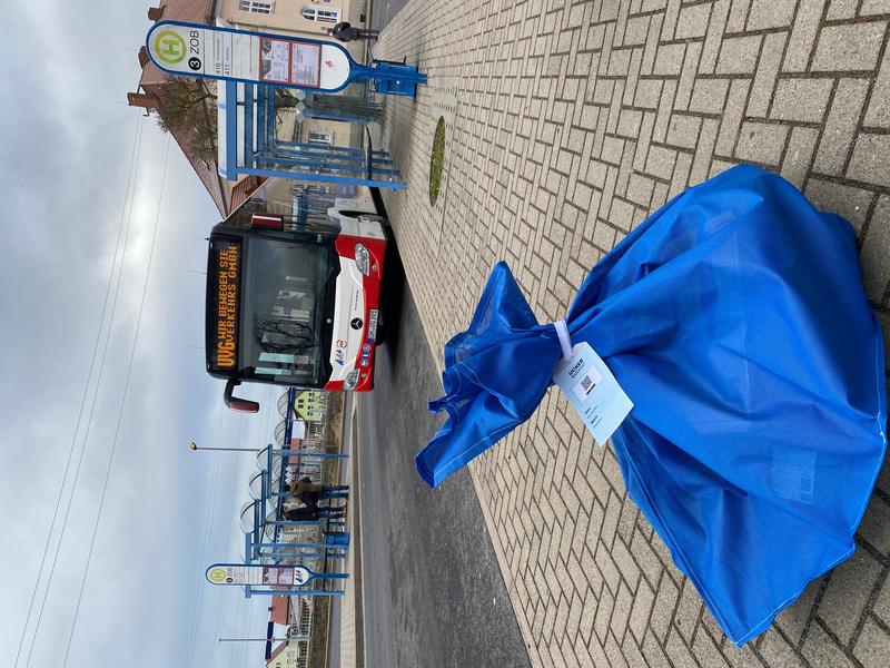  Transportsack vor der Verladung in den Bus