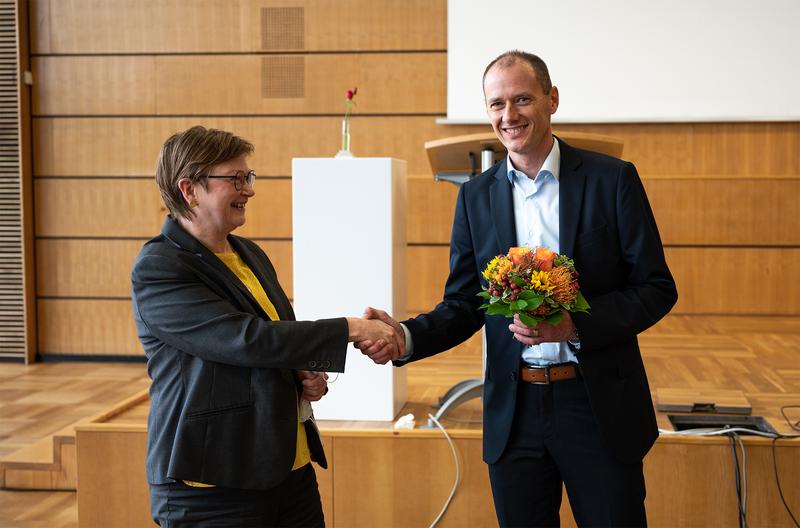 Die amtierende Präsidentin gratuliert ihrem Nachfolger: Prof. Dr. Christiane Fritze und Prof. Dr. Stefan Gast.