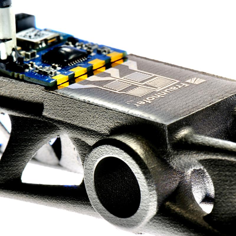 Practical demonstration: At Formnext 21, Fraunhofer ILT will be demonstrating the possibilities of sensor integration using an LPBF-printed demonstrator with a printed measuring grid including conductors.