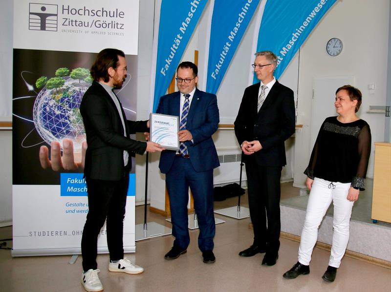 VDMA-Bildungsreferent und Projektleiter Michael Patrick Zeiner übergibt das Maschinenhaus-Zertifikat an die Hochschule Zittau/Görlitz