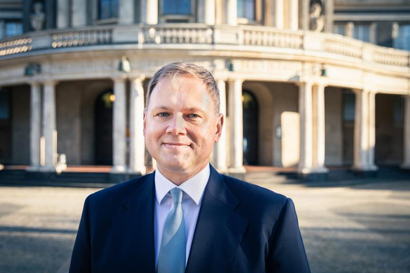 Univ.-Prof. Dr. med. Hauke Heekeren vor dem Hauptgebäude der Universität Hamburg