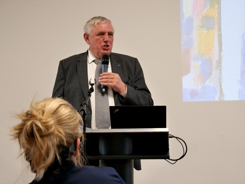 NRW-Gesundheitsminister Laumann würdigte im Rahmen der Eröffnungsfeier am 29. Oktober den Pioniergeist der Universität Witten/Herdecke 