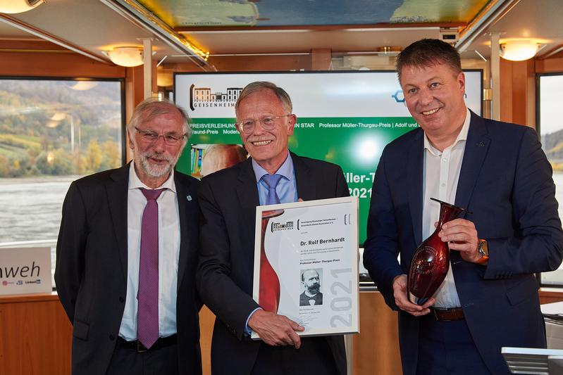 Der Preisträger (m.) mit Laudator Prof. Dr. Otmar Löhnertz (l.) und dem Präsidenten des Geisenheimer Alumniverbandes Robert Lönarz (r.)