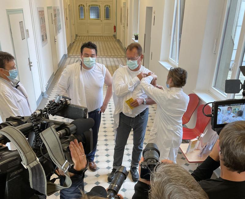 Vor laufenden Kameras ließen sich der Kaufmännische Vorstand des Dresdner Uniklinikums, Frank Ohi (Mitte links), und Prof. Michael Albrecht, Medizinischer Vorstand, gegen Influenza impfen.