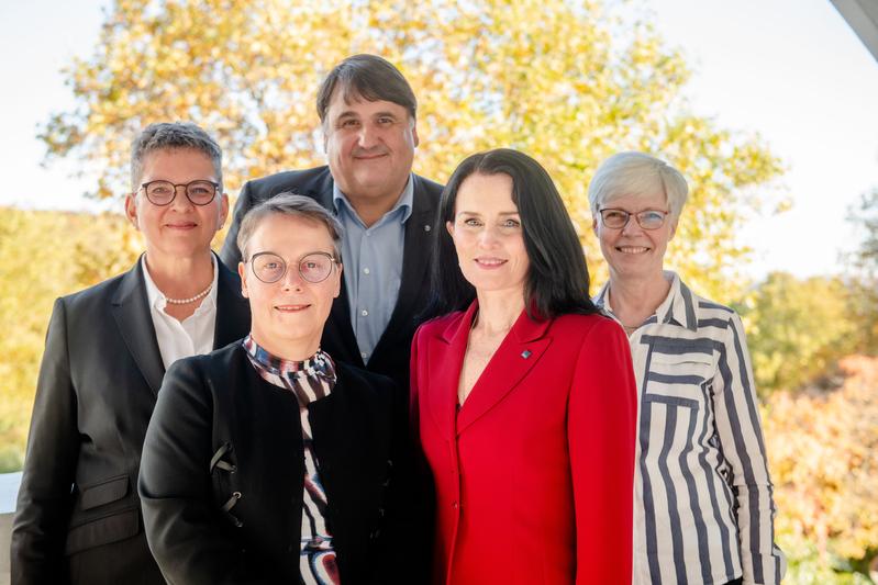 Starten als Team (von links): Prorektorin Isolde Karle, Kanzlerin Christina Reinhardt, Rektor Martin Paul, Prorektorin Denise Manahan-Vaughan, Prorektorin Kornelia Freitag (nicht im Bild: Prorektor Günther Meschke)