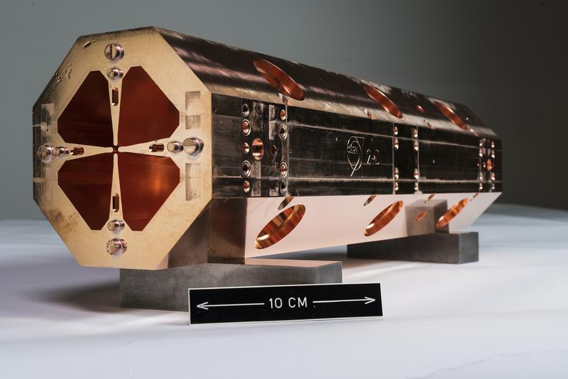 This is how a complete quadrupole looks in classic design. Connected in a row, these quadrupole electrodes accelerate protons, for example, to very high speeds. 