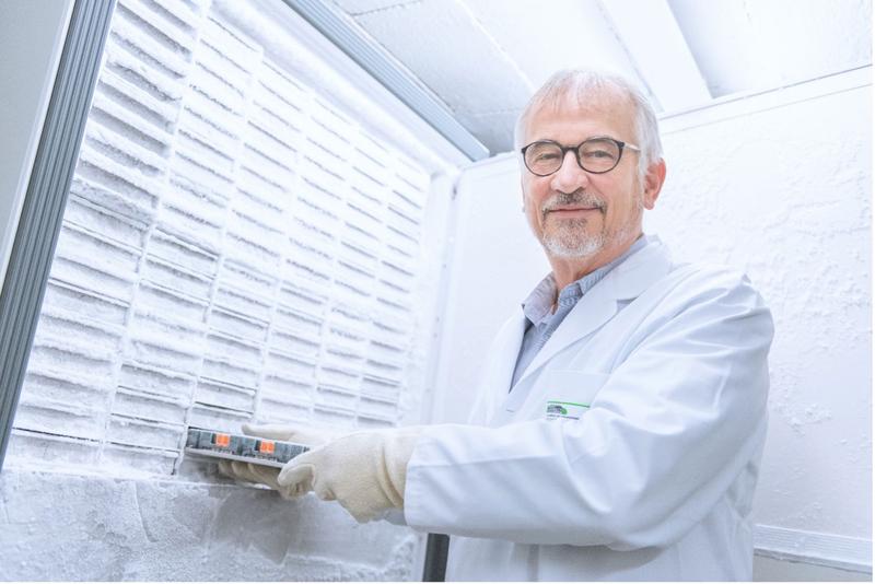 Der Leiter der Lungenbiobank, Dr. Thomas Muley, zeigt wie die Probenröhrchen mit empfindlichen Biomaterialien bei Temperaturen von -80°C bis -150°C gelagert werden.
