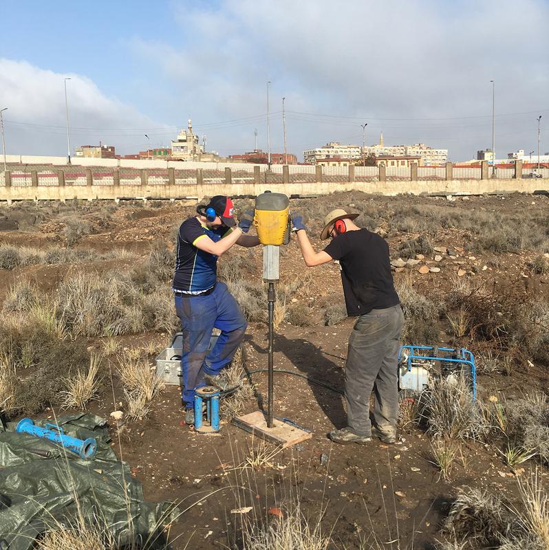  Philipp Garbe (links) und Julian Trappe bei einer Sedimentbohrung am Tempel der Bastet in Bubastis, Ägypten.